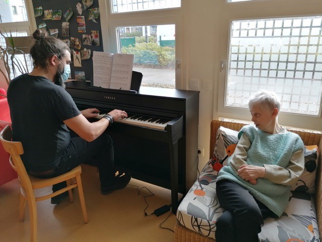 Un piano à La Cour aux Bretons, quelle aubaine !